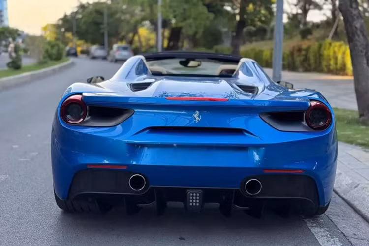 Thương vụ này được rao bán Ferrari 488 Spider với 1 người chuyên mua bán siêu xe ở TP HCM. Tại thời điểm bị bán, chiếc siêu xe mui trần Ferrari 488 Spider chỉ mới chạy được hơn 21.000 km.