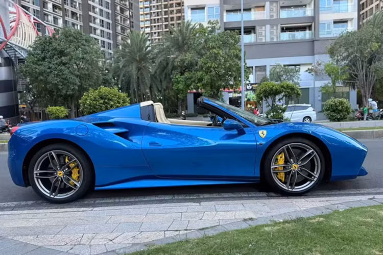 Sau nhiều năm ở ẩn, chiếc Ferrari 488 Spider màu xanh đã được chủ nhân cầm lái ra đường vào đầu năm nay, làm cho giới mê xe khá vui mừng, vì có thể nhìn ngắm "hoa hậu" này nhiều hơn trên đường phố, tuy nhiên chỉ 2 tháng sau đó, xe đã bị bán lại.
