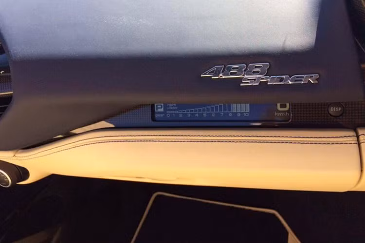 Nội thất chiếc siêu xe mui trần Ferrari 488 Spider này có màu kem, đi kèm nhiều sọc màu xanh, và lưng ghế carbon. Trước mặt ghế phụ có 1 màn hình nhỏ thể hiện tốc độ cùng nhiều thông số khác.