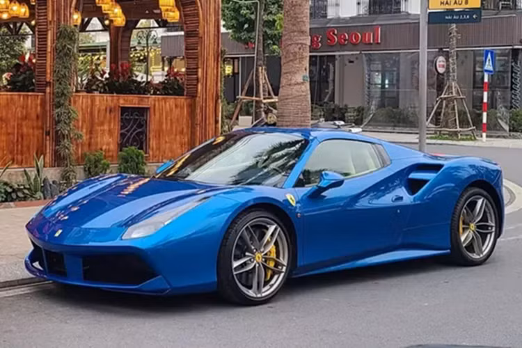 Ferrari 488 Spider mui trần có thời gian đóng mở mui chỉ 14 giây, xe sử dụng mui xếp cứng nên tổng thể xe không khác gì bản mui trần. Tại Việt Nam có đúng 3 chiếc siêu xe mui trần Ferrari 488 Spider được nhập về nước với 3 màu là trắng, đỏ và xanh.
