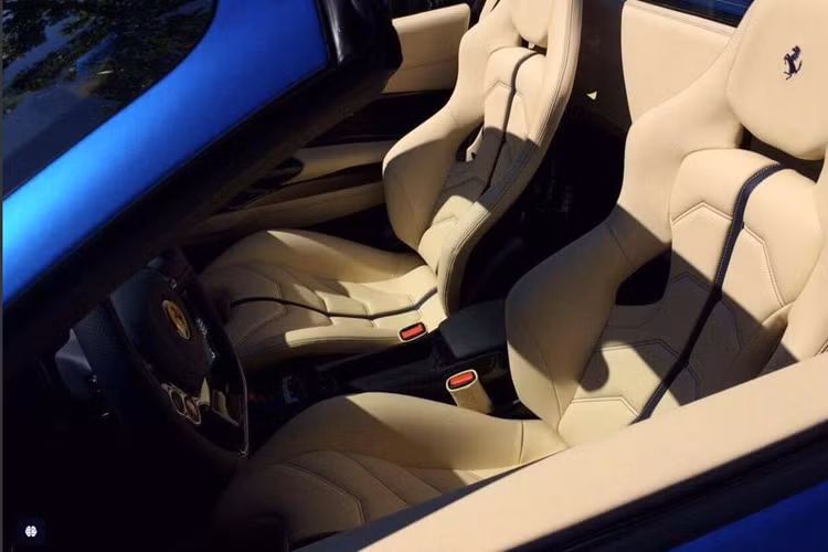 Là 1 trong 3 chiếc xe Ferrari 488 Spider được nhập về Việt Nam trong suốt gần 10 năm qua, tuy nhiên, đây cũng là xe duy nhất sở hữu màu xanh dương. Ngoài màu sơn xanh dương, xe còn có nhiều chi tiết sơn đen, bộ mâm 5 chấu kép màu bạc cùng kẹp phanh màu vàng rất nổi bật.