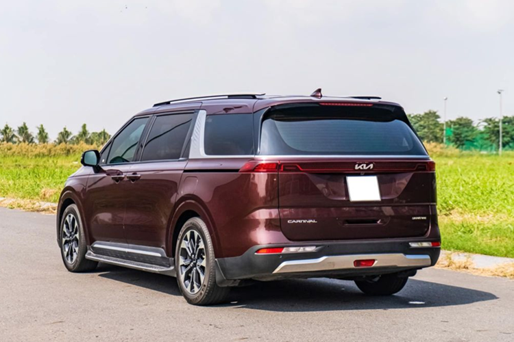 Xe có cấu hình 7 chỗ ngồi với 2 ghế loại thương gia cùng các tiện ích nổi bật như: cặp màn hình 12,3 inch, kết nối Apple CarPlay, Android Auto, điều hoà tự động 3 vùng, âm thanh 12 loa Bose, 2 cửa sổ trời lớn... Bản Signature này cũng sở hữu gói hỗ trợ lái an toàn ADAS và camera 360 độ.