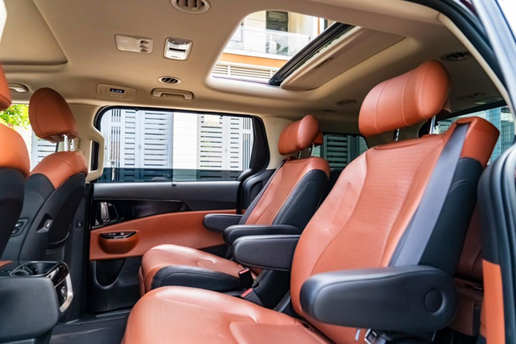 Đây cũng là lí do mà nhiều đại lý quyết định ưu đãi sâu để dọn kho. Ngoài khác biệt về động cơ, mẫu xe MPV Kia Carnival 3.5G Signature sở hữu các trang bị tiện ích gần như giống hệt Carnival 2.2D Signature.