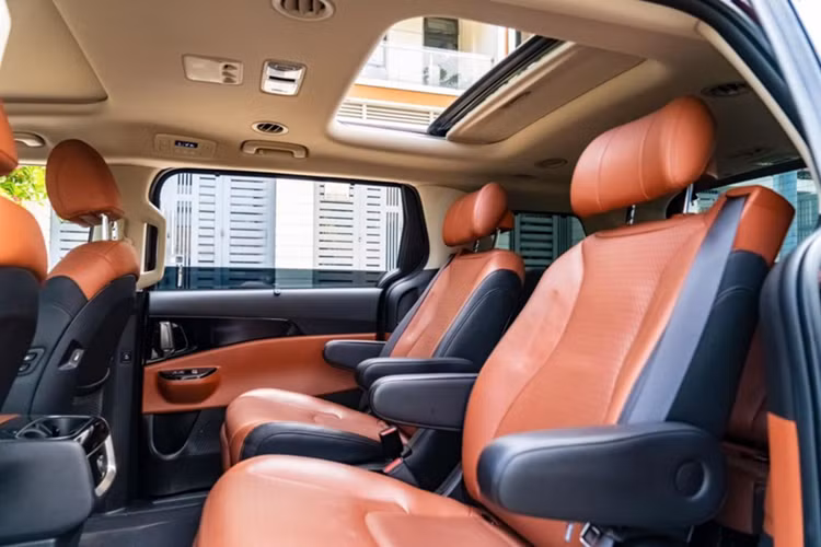 Đây cũng là lí do mà nhiều đại lý quyết định ưu đãi sâu để dọn kho. Ngoài khác biệt về động cơ, mẫu xe MPV Kia Carnival 3.5G Signature sở hữu các trang bị tiện ích gần như giống hệt Carnival 2.2D Signature.