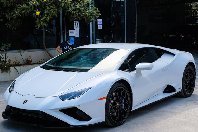 Động cơ trên kết hợp cùng hộp số tự động 7 tốc độ và hệ dẫn động 4 bánh toàn thời gian, nhờ đó, siêu xe Lamborghini Huracan LP610-4 chỉ mất thời gian 3,2 giây để tăng tốc từ vị trí xuất phát lên 100 km/h trước khi đạt vận tốc tối đa 325 km/h.