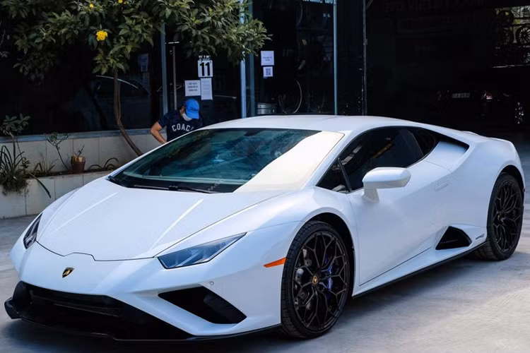 Động cơ trên kết hợp cùng hộp số tự động 7 tốc độ và hệ dẫn động 4 bánh toàn thời gian, nhờ đó, siêu xe Lamborghini Huracan LP610-4 chỉ mất thời gian 3,2 giây để tăng tốc từ vị trí xuất phát lên 100 km/h trước khi đạt vận tốc tối đa 325 km/h.