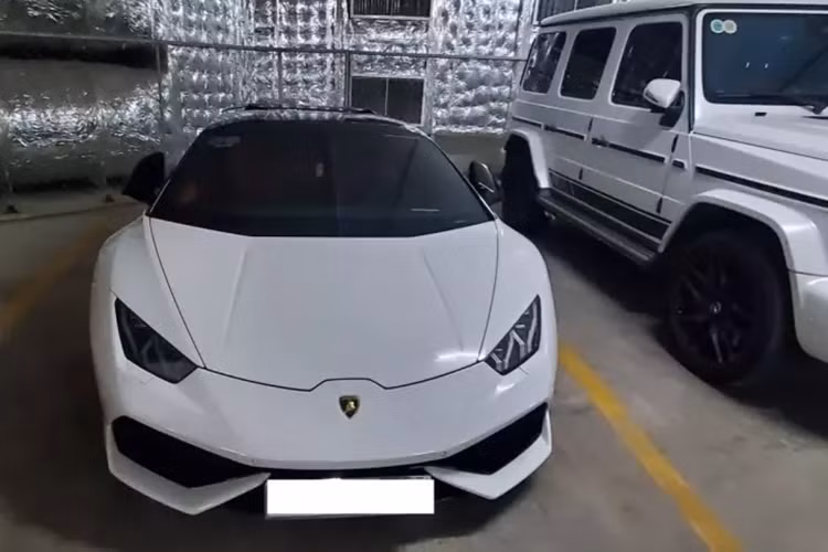 Garage siêu xe của đại gia Vũng Tàu khá bí ẩn nằm trong các căn hộ, trung tâm mua sắm của các đại gia Việt có thể khiến không ít người trầm trồ, chẳng hạn ít ai nghĩ đến 1 bãi đỗ xe của chung cư ở Vũng Tàu, tỉnh Bà Rịa - Vũng Tàu lại xuất hiện dàn siêu xe rất đẳng cấp.