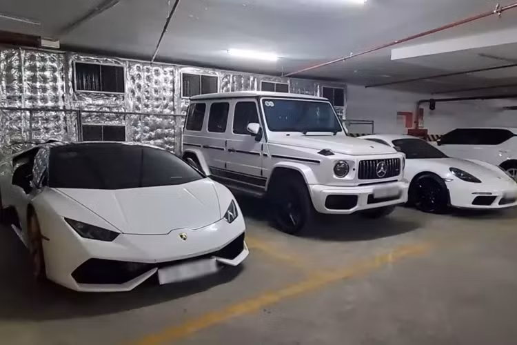 Garage siêu xe của đại gia tài chính này ở tỉnh Bà Rịa - Vũng Tàu gây chú ý khi có 3 chiếc xe đồng màu là trắng bao gồm Porsche 718 Cayman, Mercedes-AMG G63 và Lamborghini Huracan LP610-4. Đây chỉ là bộ sưu tập xe khá nhỏ của anh đang sở hữu.