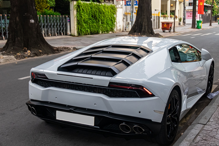 Siêu xe Lamborghini Huracan LP610-4 sở hữu động cơ V10, dung tích 5.2 lít, sản sinh công suất tối đa 610 mã lực và mô-men xoắn cực đại 560 Nm tại vòng tua máy 6.500 vòng/phút.