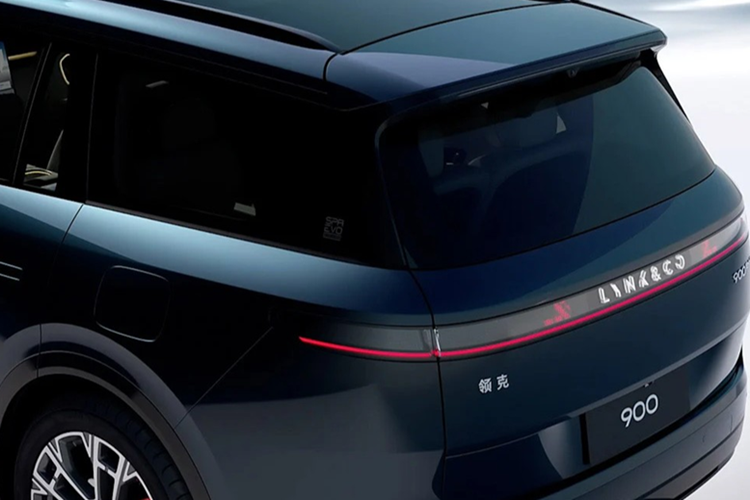 Ngoài ra, thời gian sạc nhanh nhất để sạc từ 20% đến 80% mất 17 phút. Bên trong, nội thất có ba màu: be, cam và đen, tượng trưng cho buổi sáng, buổi trưa và buổi tối, theo quan chức. Vải kim loại và da lộn cũng như da Nappa được sử dụng. Hệ điều hành đến từ Lynk Flyme Auto.