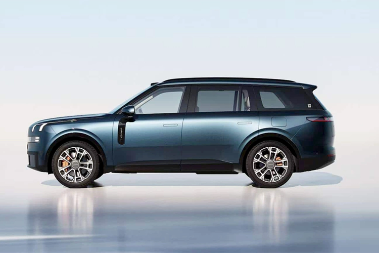 Được xây dựng dựa trên kiến trúc SPA Evo, Lynk &amp; Co 900 có kích thước 5240/1999/1800 (1810) mm và chiều dài cơ sở là 3160 mm. Trọng lượng không tải dao động từ 2660 kg đến 2820 kg, tùy thuộc vào các phiên bản.