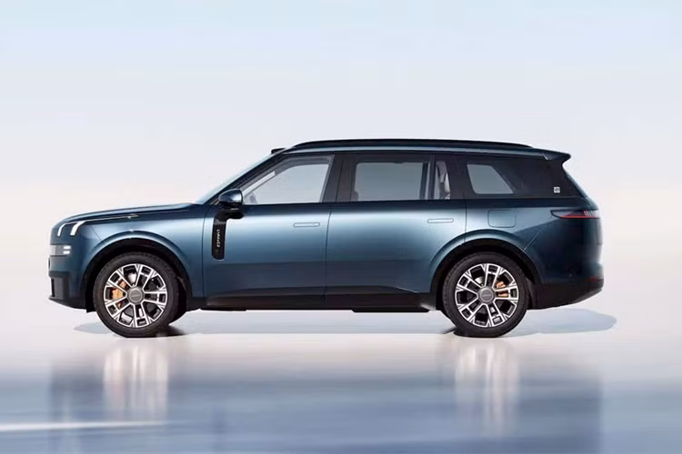 Được xây dựng dựa trên kiến trúc SPA Evo, Lynk &amp; Co 900 có kích thước 5240/1999/1800 (1810) mm và chiều dài cơ sở là 3160 mm. Trọng lượng không tải dao động từ 2660 kg đến 2820 kg, tùy thuộc vào các phiên bản.