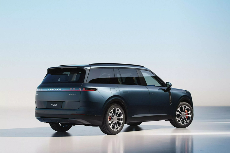 Hành khách có thể giải trí trên màn hình trần 30 inch có độ phân giải 6K. Ba hàng ghế áp dụng bố cục 2+2+2 6 chỗ ngồi, trong đó hàng ghế thứ hai có thể di chuyển về phía trước và phía sau 550 mm, và hàng ghế thứ ba có thể di chuyển về phía trước và phía sau 125 mm.