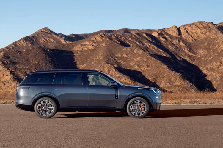 Ngoài ra còn có 42 ngăn chứa đồ khắp nội thất. Hơn nữa, vị quan chức này còn khẳng định rằng Lynk &amp; Co 900 của Trung Quốc là mẫu SUV đầu tiên trên thế giới được trang bị ghế đôi xoay điện 180 độ: hàng ghế thứ hai hỗ trợ xoay 180°/90°.