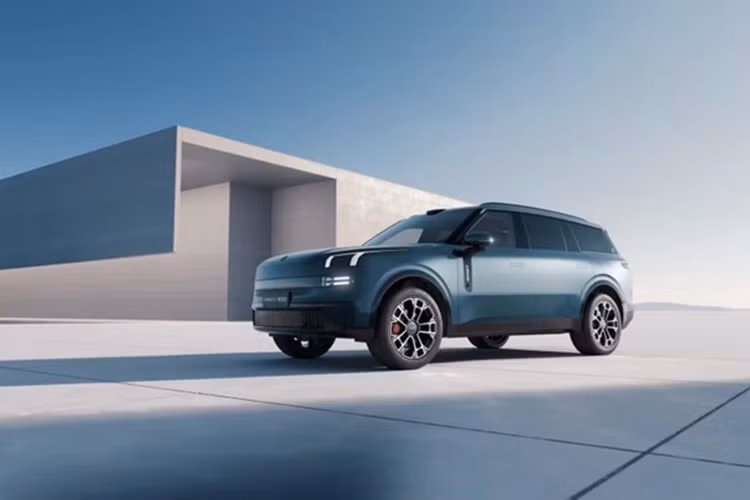 Đáng chú ý nhất trên xe SUV Lynk &amp; Co 900 là mặt trước được trang bị màn hình tương tác gồm 10.192 hạt đèn, có thể tùy chỉnh ngôn ngữ ánh sáng như hiển thị văn bản và hình ảnh động. Phía sau cũng giống như phía trước với đèn hậu tương tác gồm tám hàng, mỗi hàng 2.400 hạt đèn.