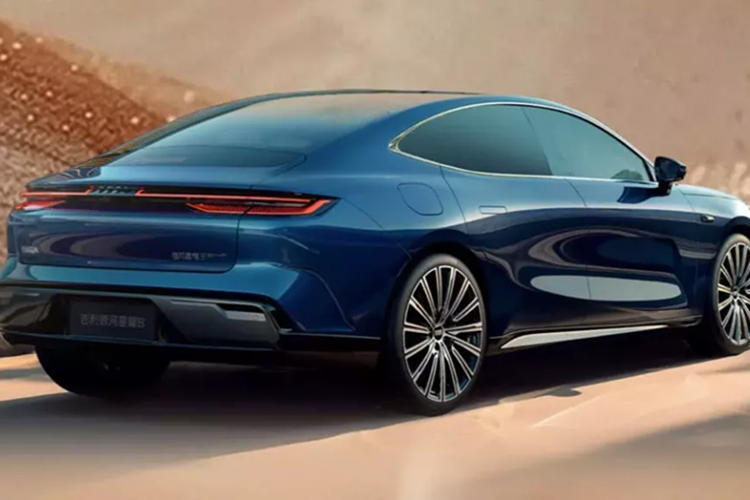 Về mặt thiết kế, tân binh của Geely giữ lại phần thân xe dài, nóc dốc về phía sau mượt mà theo phong cách coupe, kính cửa sổ không khung và tay nắm cửa ẩn của Galaxy E8. Bên cạnh đó là dải đèn LED định vị ban ngày hình chữ "L" và cụm đèn hậu nối liền hai bên.