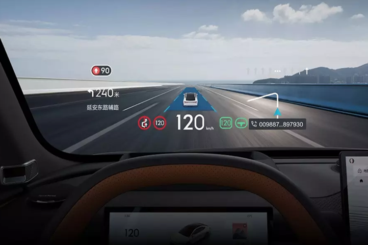 Ghế sau bên phải có tùy chọn “VIP”, bao gồm những tính năng chỉnh điện, thông gió, sưởi và massage, cũng được trang bị cho mẫu xe PHEV này. Nằm bên dưới nắp ca-pô của Geely Galaxy Starshine 8 là 2 hệ truyền động plug-in hybrid có tên NordThor.