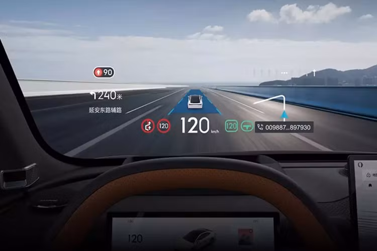 Ghế sau bên phải có tùy chọn “VIP”, bao gồm những tính năng chỉnh điện, thông gió, sưởi và massage, cũng được trang bị cho mẫu xe PHEV này. Nằm bên dưới nắp ca-pô của Geely Galaxy Starshine 8 là 2 hệ truyền động plug-in hybrid có tên NordThor.