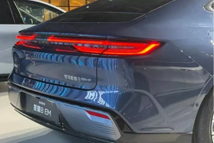 Thứ hai là hệ truyền động gồm máy xăng 4 xi-lanh, tăng áp, cho công suất tối đa 163 mã lực và mô-men xoắn cực đại 255 Nm. Động cơ đi với mô-tơ điện như trên và hộp số tự động DHT 3 cấp. Hệ truyền động này tạo ra công suất tổng cộng 381 mã lực và mô-men xoắn cực đại 605 Nm, cho phép tăng tốc từ 0-100 km/h trong 6.5 giây đồng thời chỉ "ngốn" 3,67 lít/100 km.