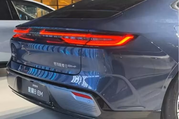 Thứ hai là hệ truyền động gồm máy xăng 4 xi-lanh, tăng áp, cho công suất tối đa 163 mã lực và mô-men xoắn cực đại 255 Nm. Động cơ đi với mô-tơ điện như trên và hộp số tự động DHT 3 cấp. Hệ truyền động này tạo ra công suất tổng cộng 381 mã lực và mô-men xoắn cực đại 605 Nm, cho phép tăng tốc từ 0-100 km/h trong 6.5 giây đồng thời chỉ "ngốn" 3,67 lít/100 km.