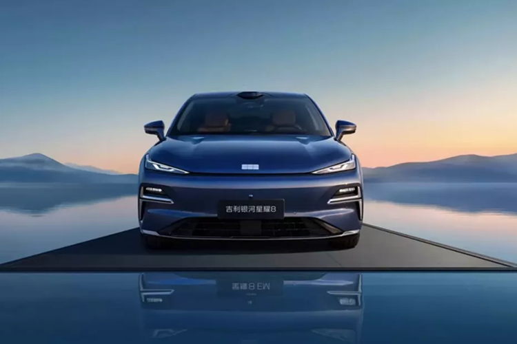 Ra đời sau Galaxy Starship 7, mẫu xe này cho thấy chiến lược xoay trục của Geely, chuyển sang phát triển nhiều xe hybrid hơn, trước sự sụt giảm nhu cầu mua ôtô điện. mẫu xe sedan Geely Galaxy Starshine 8 chia sẻ cấu trúc cơ bản và phần lớn các tấm ốp thân vỏ với đàn anh Galaxy E8.