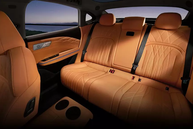 Đầu tiên là động cơ xăng 4 xi-lanh, hút khí tự nhiên, dung tích 1.5L, tạo ra công suất tối đa 111 mã lực và mô-men xoắn cực đại 136 Nm. Động cơ kết hợp với mô-tơ điện mạnh 218 mã lực và 262 Nm cùng hộp số hybrid E-DHT 11 cấp.