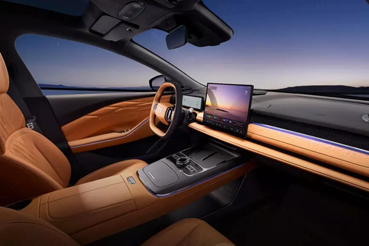 Bên trong xe, Geely Galaxy Starshine 8 sở hữu thiết kế bình thường hơn so với Galaxy E8. Tại đây, màn hình 45 inch kéo dài hết mặt táp-lô đã biến mất. Thay vào đó là màn hình cảm ứng trung tâm cỡ lớn và bảng đồng hồ kỹ thuật số nhỏ hơn. Kích thước của 2 màn hình này vẫn chưa được công bố.