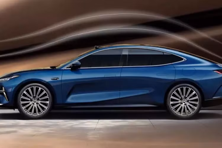 Do đó, không có gì ngạc nhiên khi kích thước của hai mẫu xe này khá tương đồng. Cụ thể, Geely Galaxy Starshine 8 có kích thước dài x rộng x cao lần lượt 5.010 x 1.918 x 1.480 mm và chiều dài cơ sở 2.928 mm.