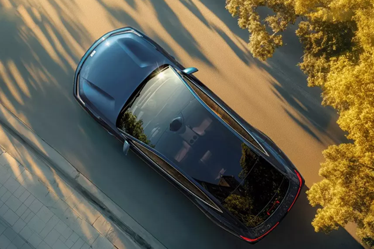 Tuy nhiên, so với Galaxy E8, Geely Galaxy Starshine 8 cũng có một số điểm khác biệt về ngoại hình như cản trước mới đi kèm chi tiết mạ crôm hình chữ T ở hai góc, ôm lấy cụm đèn pha chính. Đường viền nắp ca-pô và bộ khuếch tán gió phía sau của xe cũng đã được thay đổi thiết kế.