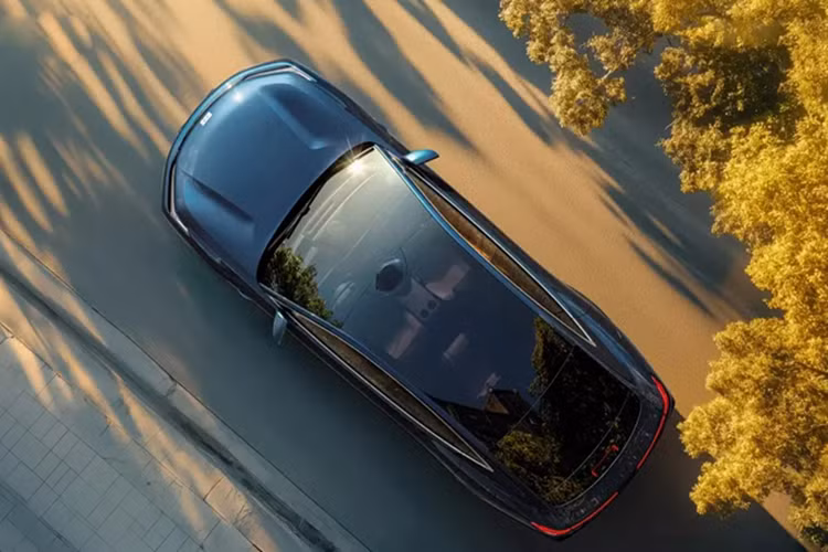 Tuy nhiên, so với Galaxy E8, Geely Galaxy Starshine 8 cũng có một số điểm khác biệt về ngoại hình như cản trước mới đi kèm chi tiết mạ crôm hình chữ T ở hai góc, ôm lấy cụm đèn pha chính. Đường viền nắp ca-pô và bộ khuếch tán gió phía sau của xe cũng đã được thay đổi thiết kế.