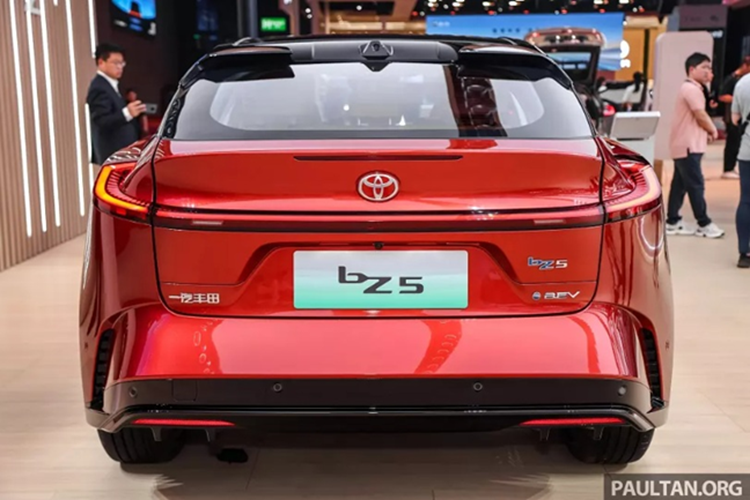 Các đường gân dọc thân xe được nhấn mạnh hơn nhằm tăng hiệu ứng thị giác về độ năng động. Mâm xe kích thước lớn 21 inch, thiết kế 7 chấu cách điệu, đi kèm lốp 225/45R21, là chi tiết nổi bật, mang đến vẻ ngoài chắc chắn và bề thế cho bZ5.