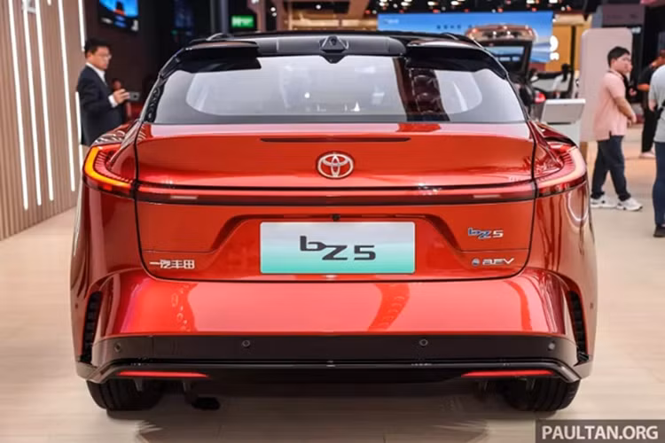 Các đường gân dọc thân xe được nhấn mạnh hơn nhằm tăng hiệu ứng thị giác về độ năng động. Mâm xe kích thước lớn 21 inch, thiết kế 7 chấu cách điệu, đi kèm lốp 225/45R21, là chi tiết nổi bật, mang đến vẻ ngoài chắc chắn và bề thế cho bZ5.