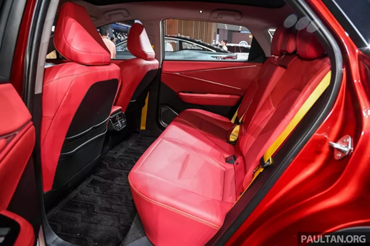 Cung cấp sức mạnh cho Toyota bZ5 là mô-tơ điện đặt ở cầu trước sản sinh công suất tối đa 272 mã lực và mô-men xoắn cực đại 330 Nm. Nguồn năng lượng cho xe đến từ bộ pin lithium-sắt-phosphate (LFP) Blade do BYD sản xuất, nổi tiếng về độ an toàn và tuổi thọ.