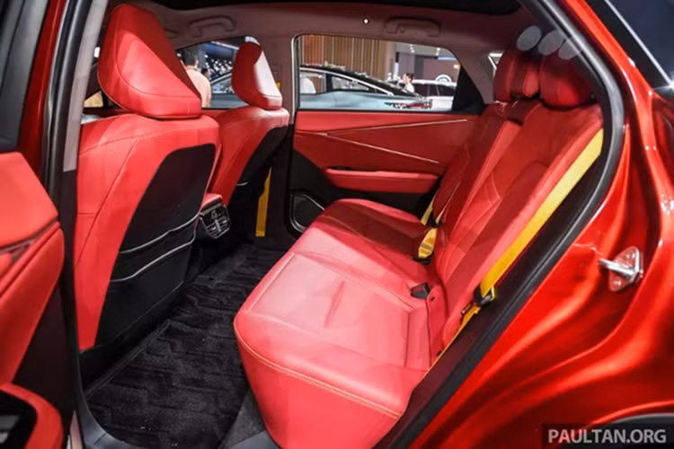 Cung cấp sức mạnh cho Toyota bZ5 là mô-tơ điện đặt ở cầu trước sản sinh công suất tối đa 272 mã lực và mô-men xoắn cực đại 330 Nm. Nguồn năng lượng cho xe đến từ bộ pin lithium-sắt-phosphate (LFP) Blade do BYD sản xuất, nổi tiếng về độ an toàn và tuổi thọ.