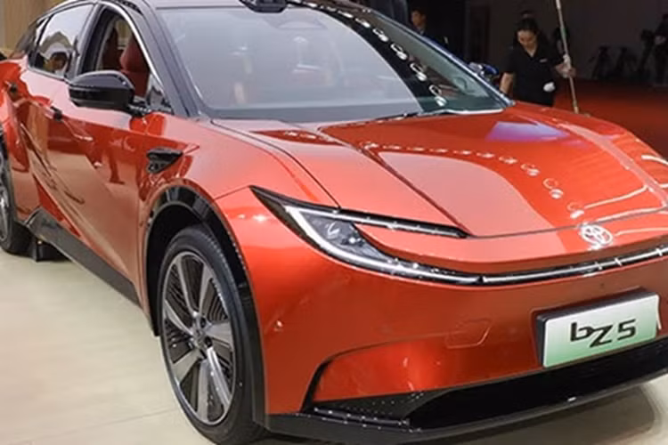 Theo công bố, Toyota bZ5 có khả năng di chuyển tới 630 km sau mỗi lần sạc đầy, theo tiêu chuẩn CLTC của Trung Quốc. Trong điều kiện thực tế, quãng đường di chuyển có thể thấp hơn, nhưng vẫn hứa hẹn đáp ứng tốt nhu cầu đi lại trong đô thị cũng như hành trình dài. Khả năng sạc nhanh cũng được chú trọng, với thời gian sạc từ 30% lên 80% pin chỉ trong 27 phút bằng bộ sạc DC.