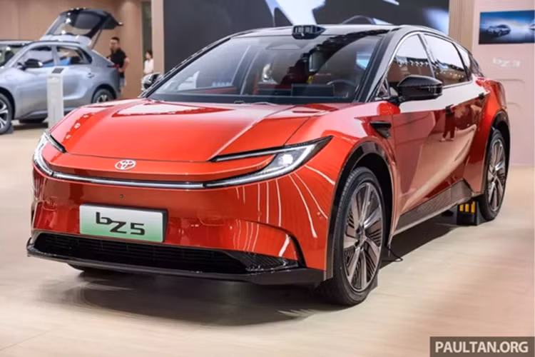  Toyota bZ5 2025 mới sở hữu kích thước chiều dài 4.780 mm, chiều rộng 1.866 mm, chiều cao 1.510 mm và chiều dài cơ sở đạt 2.880 mm. So với các đối thủ, bZ5 nổi bật với dáng xe thấp, rộng và trường, hứa hẹn không gian nội thất rộng rãi cùng khả năng vận hành ổn định ở tốc độ cao.