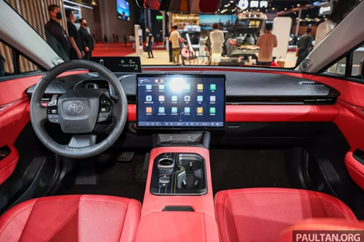 Trung tâm bảng táp-lô là màn hình cảm ứng 15,6 inch cỡ lớn đặt nổi, phục vụ các chức năng giải trí và điều khiển hệ thống xe. Trước mặt tài xế là cụm đồng hồ kỹ thuật số thiết kế hẹp, nằm sâu gần kính lái nhằm giảm phân tán tầm nhìn.