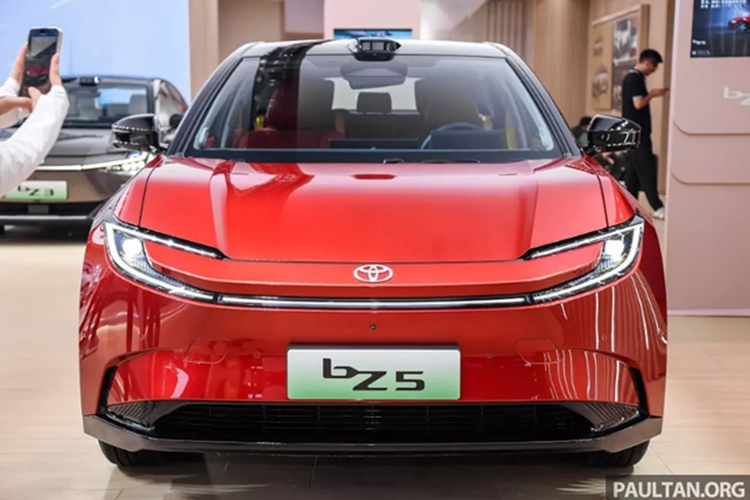 Toyota bZ5 chạy điện thực chất là phiên bản thương mại của mẫu xe concept bZ3C từng gây chú ý khi ra mắt vào năm 2024. Xe sở hữu ngoại hình gần như không thay đổi so với bản concept. Phía trước, xe nổi bật với dải đèn LED chạy ngang nối liền cụm đèn pha hình chữ “C” sắc sảo.