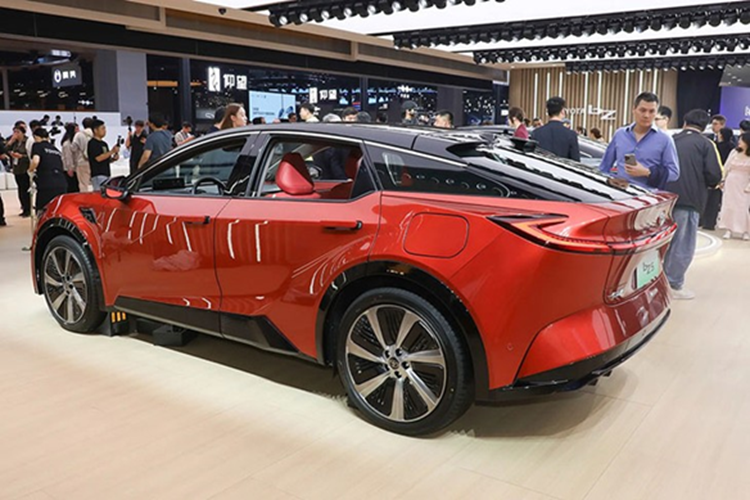 Bên cạnh 9 túi khí tiêu chuẩn, Toyota bZ5 còn được tích hợp hệ thống hỗ trợ lái xe đô thị Momenta 5.0 trên phiên bản cao cấp, mang đến khả năng tự lái cấp độ 2. Các tính năng hỗ trợ khác như kiểm soát hành trình thích ứng, cảnh báo chệch làn đường, phanh khẩn cấp tự động cũng xuất hiện, giúp nâng cao độ an toàn và tiện nghi cho người lái.