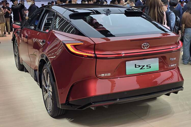 Toyota bZ5 sẽ được sản xuất và phân phối bởi liên doanh FAW-Toyota, tập trung vào nhóm khách hàng trẻ tuổi, yêu thích công nghệ và mong muốn một mẫu CUV điện thời trang, hiệu quả với mức giá hợp lý. Theo kế hoạch, Toyota bZ5 mở bán rộng rãi tại Trung Quốc từ tháng 6 năm nay.