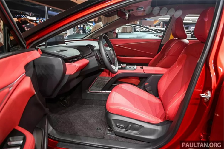 Xe có vô-lăng ba chấu thể thao, cần số thiết kế nhỏ gọn đặt cạnh hai khay để cốc, cửa sổ trời toàn cảnh Panorama, cùng hệ thống âm thanh JBL 10 loa tạo điểm nhấn cho khoang nội thất. Ngoài ra, bZ5 còn được trang bị đèn viền nội thất 256 màu và tính năng “chợp mắt”, cho phép người dùng ngả lưng thư giãn khi dừng xe.