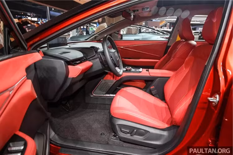 Xe có vô-lăng ba chấu thể thao, cần số thiết kế nhỏ gọn đặt cạnh hai khay để cốc, cửa sổ trời toàn cảnh Panorama, cùng hệ thống âm thanh JBL 10 loa tạo điểm nhấn cho khoang nội thất. Ngoài ra, bZ5 còn được trang bị đèn viền nội thất 256 màu và tính năng “chợp mắt”, cho phép người dùng ngả lưng thư giãn khi dừng xe.