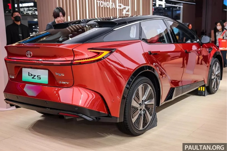 Phía sau xe có cụm đèn hậu LED dạng thanh ngang tạo sự đồng bộ với thiết kế đầu xe, trong khi logo bZ5 mới ở trung tâm đuôi xe đánh dấu sự khác biệt so với mẫu concept tiền nhiệm. Không gian bên trong Toyota bZ5 tiếp tục trung thành với phong cách tối giản nhưng đầy công nghệ.