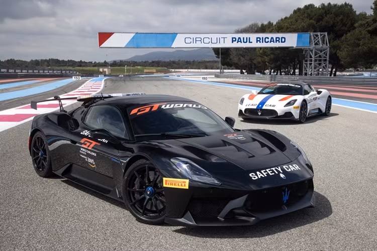 Chiếc Maserati GT2 Stradale Safety Car sở hữu màu sơn đen Nero Pastello và được trang bị cụm đèn tín hiệu trên nóc, trong khi đó chiếc MC20 vẫn sở hữu tông màu trắng Bianco Pastello và bộ đem xanh/cam tương phản.