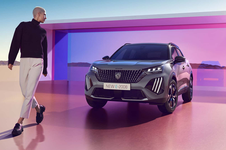 Hãng xe cũng đã bổ sung một số tính năng mới trên ứng dụng MyPeugeot. Ngoài ra, phiên bản GT nay được nâng cấp tùy chọn nội thất bọc vải Alcantara cao cấp.