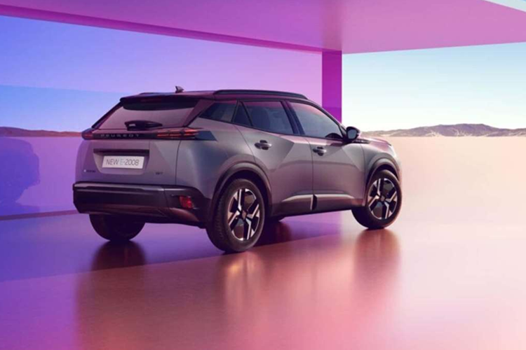 Cung cấp sức mạnh cho Peugeot 2008 đời mới vẫn là động cơ xăng 1.2L tăng áp cho công suất 133 mã lực và mô-men xoắn 230Nm. Động cơ kết hợp với hộp số tự động 6 cấp và hệ dẫn động cầu trước. Tại châu Âu, mẫu xe này còn có thêm một lựa chọn động cơ điện mang tên e-2008.