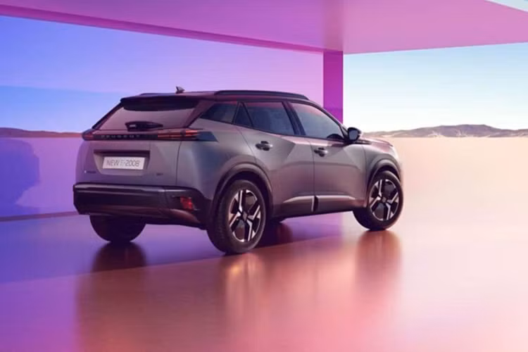 Cung cấp sức mạnh cho Peugeot 2008 đời mới vẫn là động cơ xăng 1.2L tăng áp cho công suất 133 mã lực và mô-men xoắn 230Nm. Động cơ kết hợp với hộp số tự động 6 cấp và hệ dẫn động cầu trước. Tại châu Âu, mẫu xe này còn có thêm một lựa chọn động cơ điện mang tên e-2008.