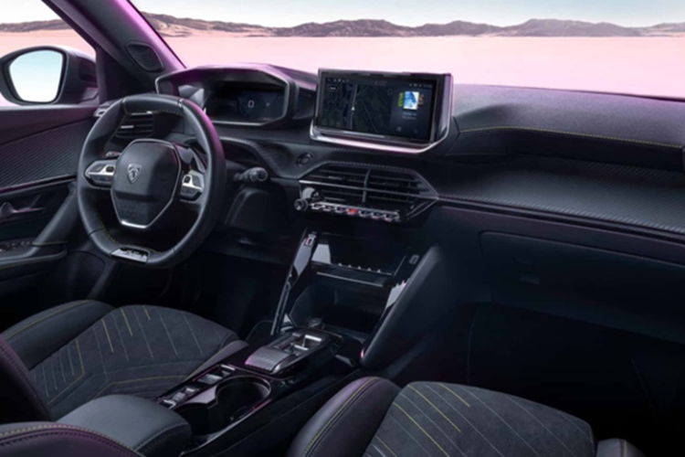 Không rõ khi về Việt Nam, mẫu xe Peugeot 2008 đời mới sẽ có những trang bị gì, tại một số thị trường, xe sở hữu các tiện ích như: màn hình giải trí trung tâm cảm ứng kích thước 10 inch, vô-lăng 2 chấu độc đáo.