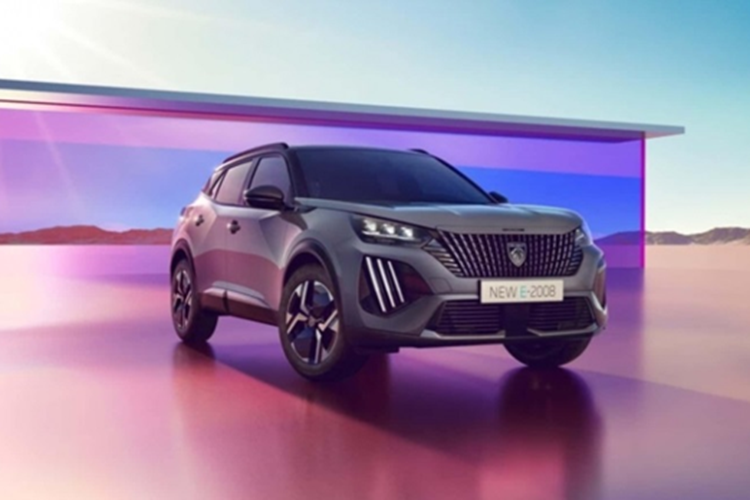 Theo hình ảnh được chia sẻ, Peugeot 2008 thế hệ mới gây ấn tượng với cụm đèn định vị ban ngày dạng 3 móng vuốt sư tử, thay vì chỉ một như trên phiên bản cũ.