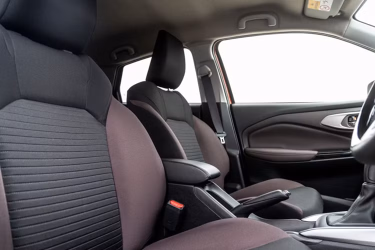 Fronx sở hữu kích thước tổng thể dài x rộng x cao lần lượt là 3.995 x 1.765 x 1.550 mm. Ngoại hình Fronx có nhiều điểm tương đồng với Suzuki Grand Vitara, đặc biệt ở phần đầu xe với lưới tản nhiệt và cụm đèn thiết kế sắc sảo.